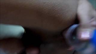 Głodna seksu Kam wsadza butelką w dupę i wali chuja