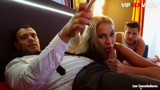 Dwaj panowie a z nimi piękna gorąca blondynka
