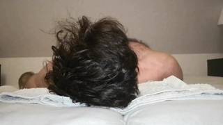 Dojrzała w pończochach siada na twarzy faceta