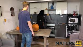 Starsza kobieta przyłapuje młodszego mężczyznę na pieprzeniu dyni!