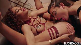 Piękna Emily Willis i gorąca Scarlit Scandal, lizanie