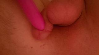 Gej używa seks zabawek i ma orgazm w tej scenie