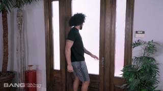 Leila Larocco woli dobry seks od ćwiczenia jogi