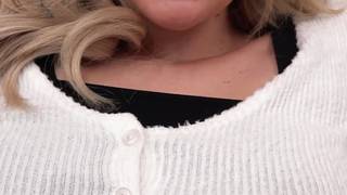 Piękna Charlotte Sins, od palców przez fellatio po chuja