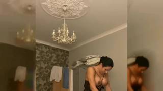 Brunetka trans wypierdoli swoją uległą trans kochankę