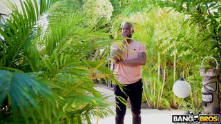 Evelyn Payne ssie swoje dildo przygotowując się na nadchodzące BBC