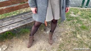 Poderwana w parku Francuzka rozbiera się w domu