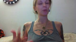 Wytatuowana ciężarna pokazuje swoje mleczne cyce