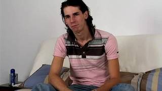 Młody brunet trzepie swojego wielkiego kutasa