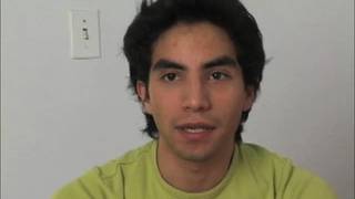 Javier pokazuje owłosioną dupę w czasie masturbacji