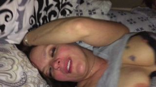 Moja dziewczzyna obciąga mi kutasa bardzo łapczywie