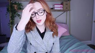 Ruda dziwka z owłosioną pizdą daje seksowny show