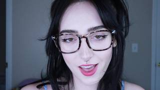 Ładna, młoda i sprośna obciąga i dosiada kutasa