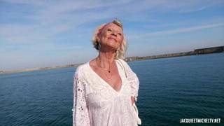 Stara blondyna skusiła się na trójkąt z młodymi