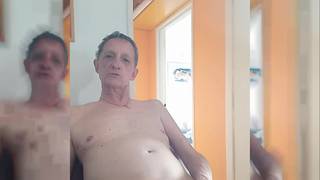 Nagi dziadek zakłada ringi na dużego kutasa