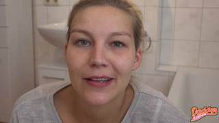 Sprośna scena sikania w usta męża w łazience Sprośna scena sikania w usta męża w łazience