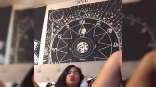 Honey Gold sprawia sobie orgazm na własnej sofie