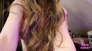 Dziewczyna w różowej bieliźnie daje seksowne obciąganie