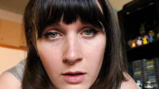 Trans brunetka masturbuje chuja seks zabawką