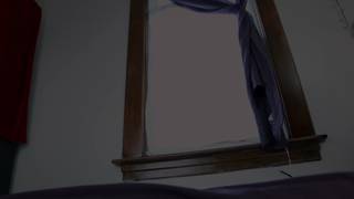 Trans brunetka siada na dildo ciasną dupą