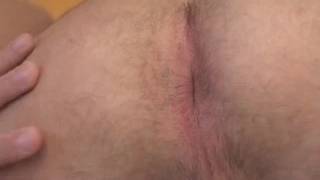 Nastoletni brunet zwali sobie dużego kutasa dla nas!