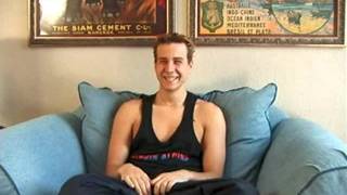 Seksowny młody chłopak trzepie dużego chuja