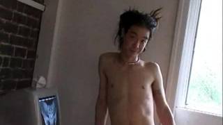 Szczupły Azjata tryska spermą po waleniu chuja