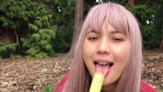 Brunetka i blondynka masturbują się na dworze