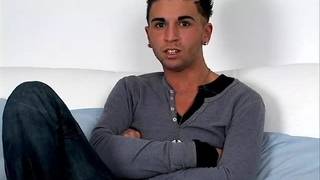 Młody brunet wytrzepie sobie chuja tylko dla ciebie