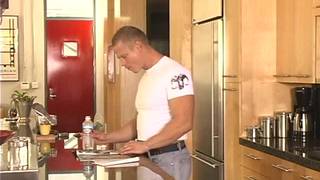 Młody blondyn wali chuja oglądając pornosa