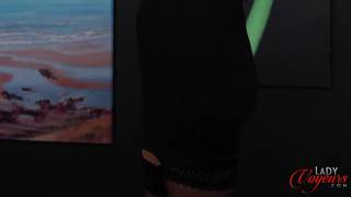 Piękna sekretarka Louise Hardy w gorącej scenie CFNM