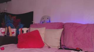 Wytatuowana nastolatka z różową dużą pizdą