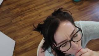 Napalona dziwka daje amatorskie obciąganie chuja