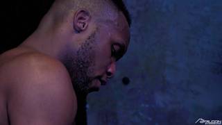 Johnny V zerżnięty czarnym kutasem Andre Donovana