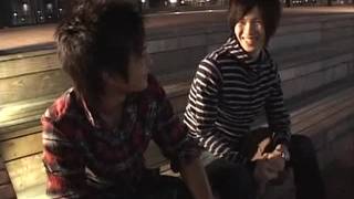 Młodzi azjatyccy chłopcy uprawiają radosny anal