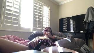 Czekoladowa nastolatka kocha się jebać dildo