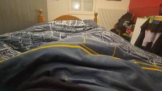 Trzepię sobie chuja leżąc w łóżku i to filmuję