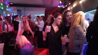 Swingujące party w nocnym klubie dla lesbijek