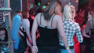 Swingujące party w nocnym klubie dla lesbijek