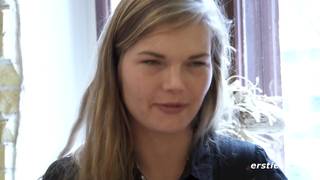 Blond dziwka jebie się palcami w przymierzalni