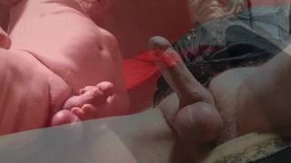 Osiem obfitych wytrysków z chuja starego masturbatora