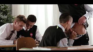 Student gej obciągnie kutasy całej swojej klasie