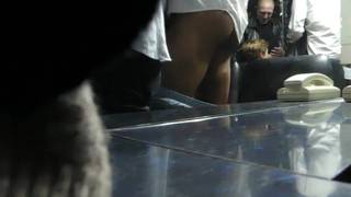 Młody facet zerżnie dojrzałą na zapleczu seks sklepu