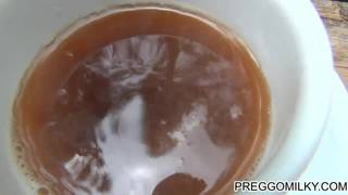 Kobieta w ciąży oferuje mleko mężczyźnie podczas pikniku