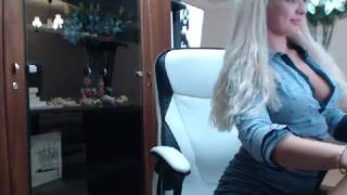 Cycata blondyna jest szczęśliwa w czasie masturbacji