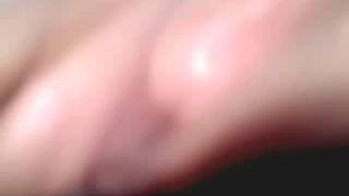 Czarna cycata dziwka filmuje z bliska mokre wargi