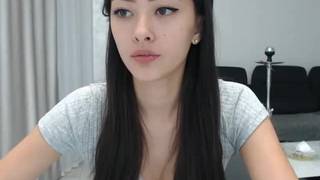 Atrakcyjna nastoletnia brunetka podnieca bielizną