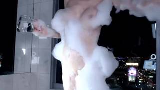 Seksowna kąpiel z bąbelkami dla cycatej młodej dziwki