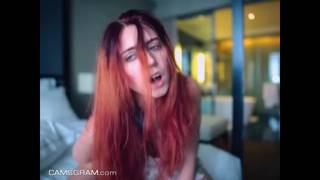 Ruda dziwka unosi sukienkę, żeby się masturbować