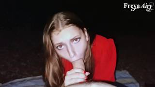 Młoda dziwka odnalazła drogę w lesie i obciągnęła chuja